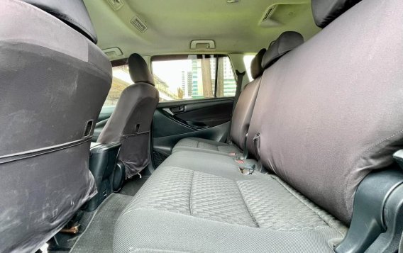 Selling White Toyota Innova 2017 in Makati-7