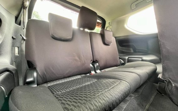 Selling White Toyota Innova 2017 in Makati-9
