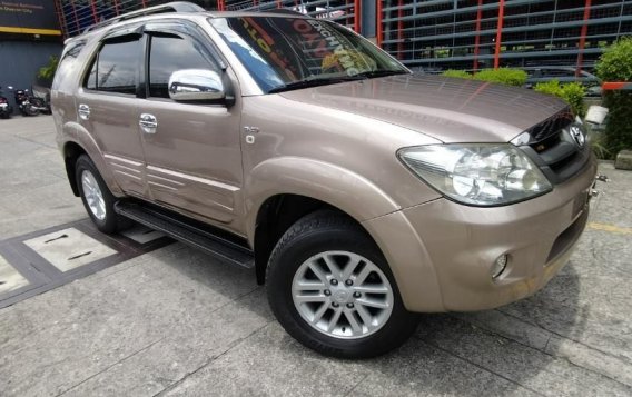 Selling White Toyota Fortuner 2006 in Manila-3