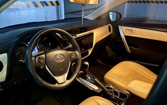 White Toyota Corolla altis 2017 for sale in Automatic-5