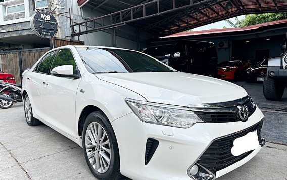 Selling Pearl White Toyota Camry 2019 in Bacoor-1