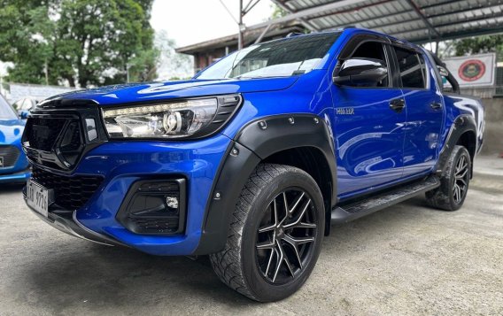 Selling White Toyota Hilux 2019 in Quezon City-2