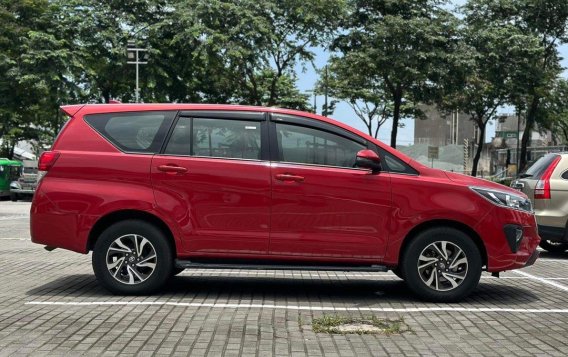 Selling White Toyota Innova 2021 in Makati-6