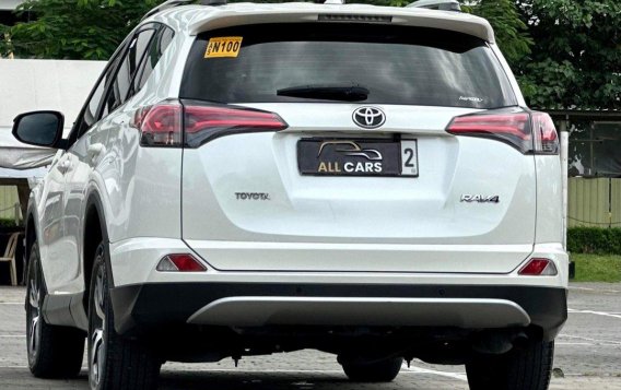 Selling White Toyota Rav4 2018 in Makati-3