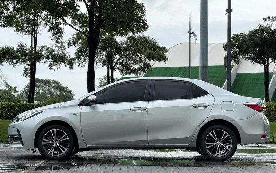 White Toyota Corolla altis 2017 for sale in Automatic-8