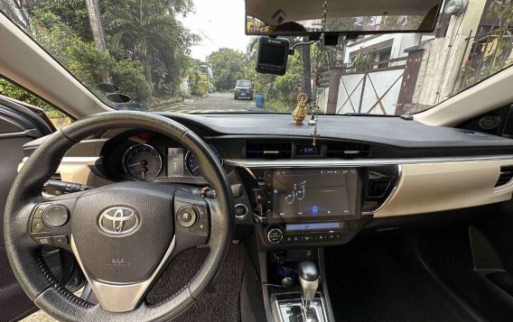 Selling White Toyota Corolla altis 2016 in Manila-5