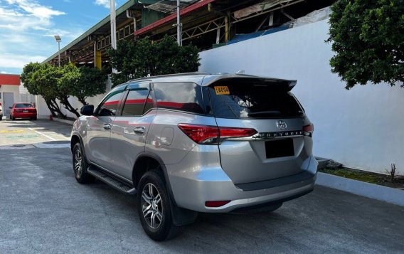 Selling White Toyota Fortuner 2018 in Quezon City-2