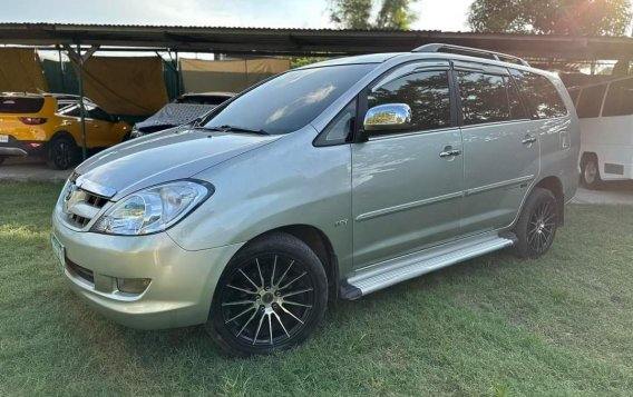 White Toyota Innova 2005 for sale in Automatic-1