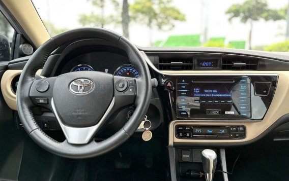 White Toyota Corolla altis 2017 for sale in Automatic-9
