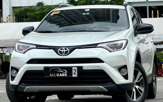 Selling White Toyota Rav4 2018 in Makati-1