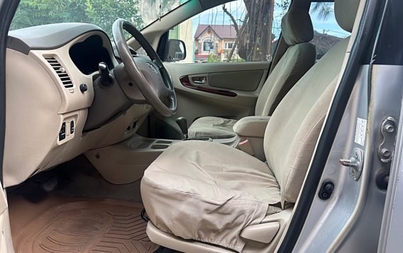Selling White Toyota Innova 2006 in Bacoor-5