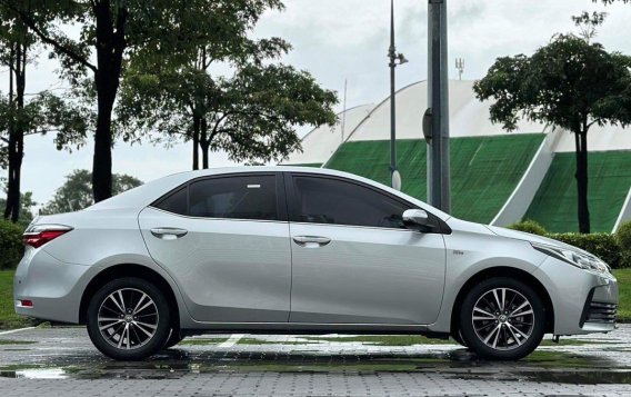 White Toyota Corolla altis 2017 for sale in Automatic-6