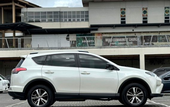 Selling White Toyota Rav4 2018 in Makati-7