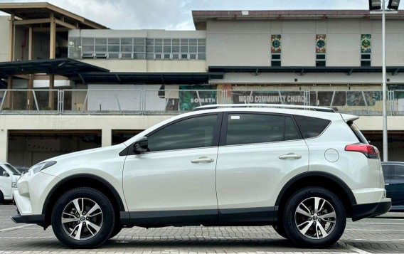 Selling White Toyota Rav4 2018 in Makati-6