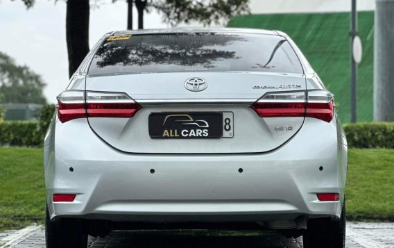 Selling White Toyota Corolla altis 2017 in Makati-9