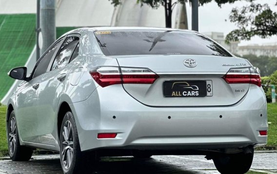 Selling White Toyota Corolla altis 2017 in Makati-4