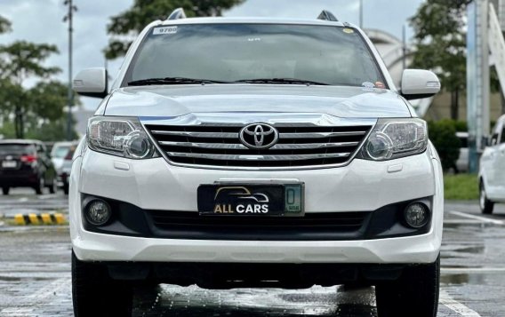 Selling White Toyota Fortuner 2012 in Makati-1