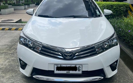 Sell Pearl White 2015 Toyota Corolla altis in Pasig-1