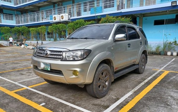 White Toyota Fortuner 2011 for sale in Quezon City