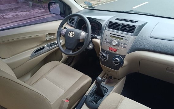 Selling White Toyota Avanza 2012 in Manila-5