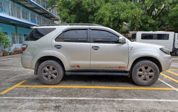 White Toyota Fortuner 2011 for sale in Quezon City-3