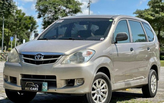 Selling White Toyota Avanza 2009 in Makati