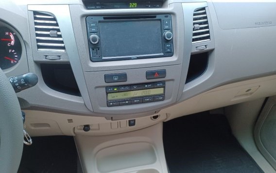 White Toyota Fortuner 2011 for sale in Quezon City-6