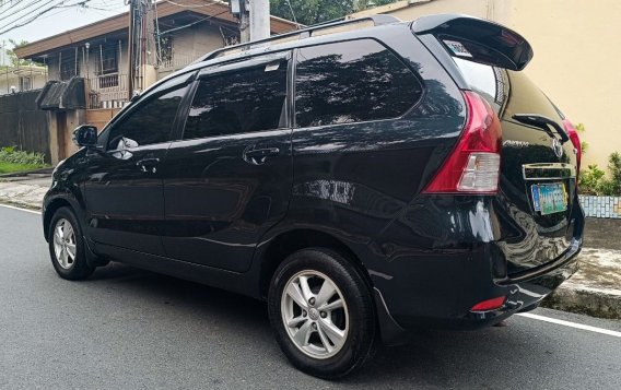 Selling White Toyota Avanza 2012 in Manila-3