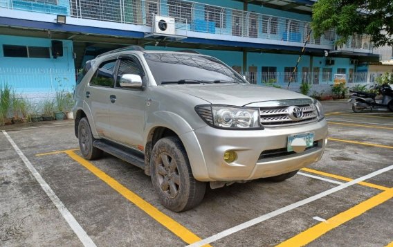 White Toyota Fortuner 2011 for sale in Quezon City-1