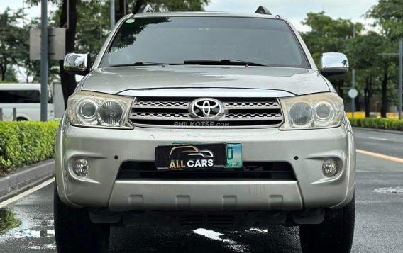 2010 Toyota Fortuner  2.7 G Gas A/T in Makati, Metro Manila