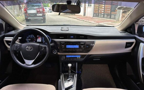 White Toyota Corolla altis 2014 for sale in Automatic-3
