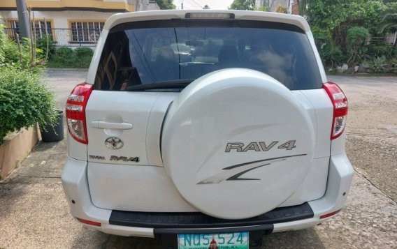 Selling White Toyota Rav4 2011 in Quezon City-3
