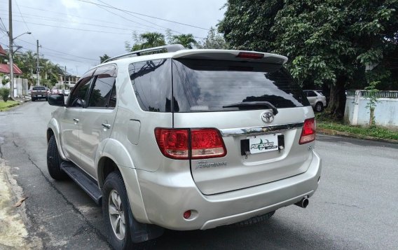 White Toyota Fortuner 2006 for sale in Quezon City-3