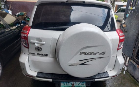 Selling White Toyota Rav4 2011 in Quezon City-4