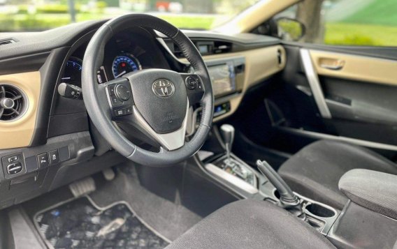 White Toyota Corolla altis 2018 for sale in Makati-8