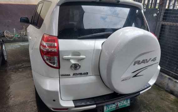 Selling White Toyota Rav4 2011 in Quezon City-1