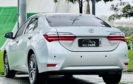 White Toyota Corolla altis 2017 for sale in Makati-6