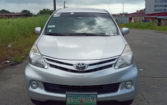 Selling White Toyota Avanza 2012 in Las Piñas