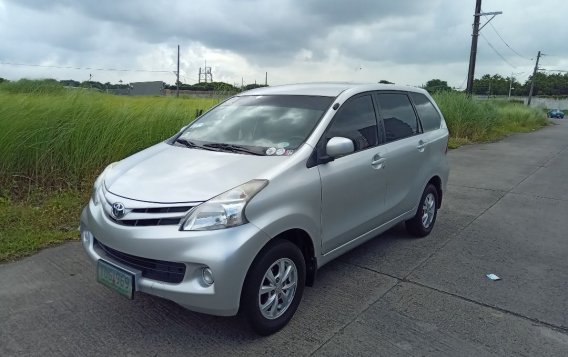 Selling White Toyota Avanza 2012 in Las Piñas-3