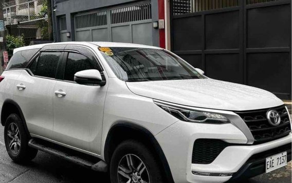 Selling White Toyota Fortuner 2022 in Quezon City-1