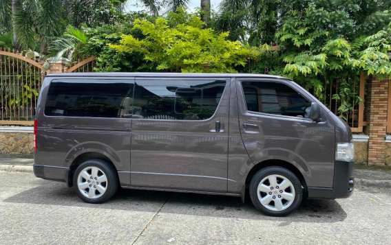 Selling White Toyota Hiace 2018 in Quezon City-1