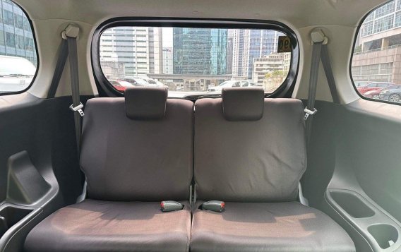 Selling White Toyota Avanza 2018 in Makati-7