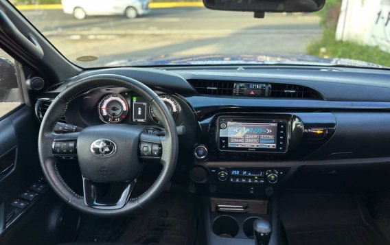 Selling White Toyota Hilux 2020 in Manila-8