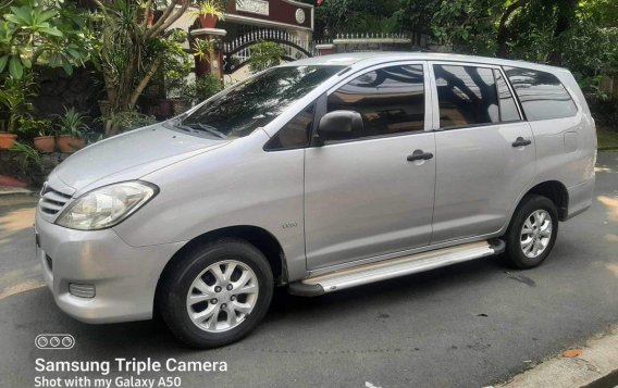 White Toyota Innova 2012 for sale in Quezon City