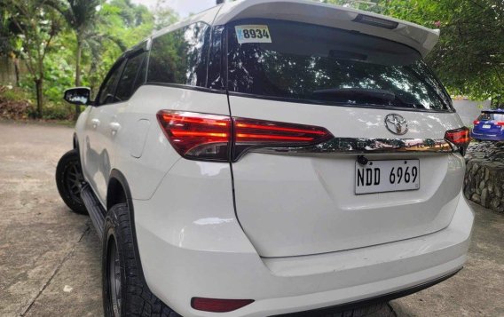 Selling White Toyota Fortuner 2016 in Manila-2