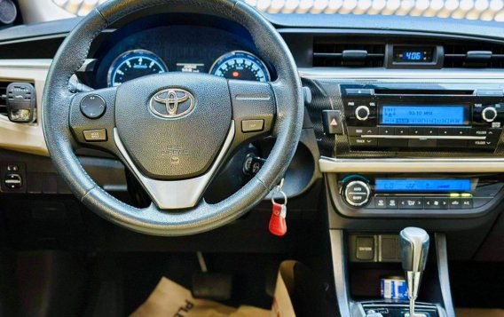 White Toyota Corolla altis 2016 for sale in Automatic-6