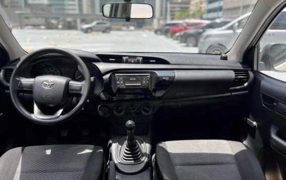 Selling White Toyota Hilux 2019 in Makati-8