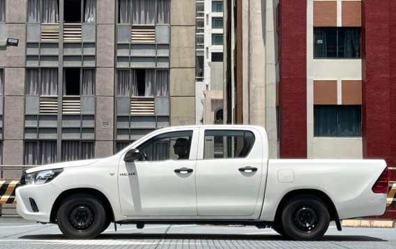 Selling White Toyota Hilux 2019 in Makati-7