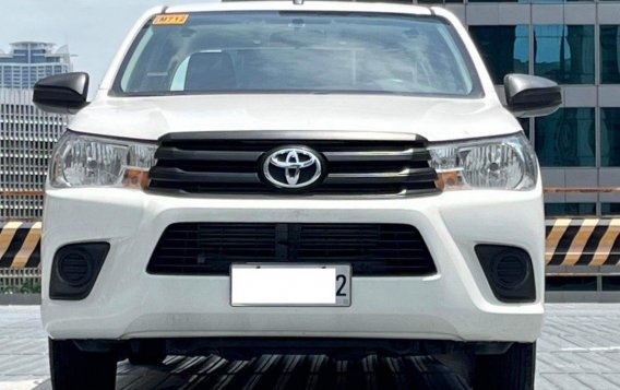 Selling White Toyota Hilux 2019 in Makati-2