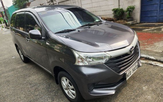 Selling White Toyota Avanza 2017 in Quezon City-2